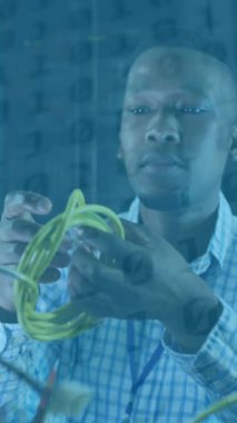 Diz üstü bilgisayar kullanarak Afrika kökenli Amerikalı erkek sunucu oda çalışanının veri işleme animasyonu. Bulut hesaplama kavramı dijital olarak oluşturulmuş video.