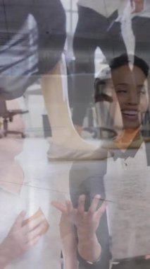 Ofiste çalışan çeşitli iş adamlarının üzerinden geçen insanların animasyonu. Küresel iş ve dijital arayüz kavramı dijital olarak oluşturulmuş video.