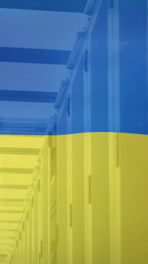 Sunucular ve Ukrayna bayrağı üzerinde ışık ve veri işleme animasyonları. Ukrayna krizi ve uluslararası politika kavramı dijital olarak oluşturuldu.