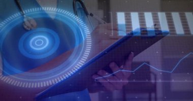 Steteskop tıkırtısı olan doktor hasta verilerini incelemek için halkaları ve çizelgeleri etkinleştiriyor. Tıbbi, teknoloji, yenilik, veri, görselleştirme, sağlık hizmetleri, gelecekçilik