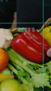 Dükkanda sebze taşıyan beyaz bir adamın grafik işleme verilerinin animasyonu. Bağlantı, yemek, beslenme, sağlıklı yaşam tarzı, dijital arayüz ve iletişim, dijital olarak oluşturulmuş video.