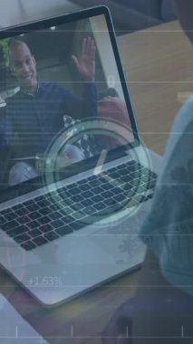 Afro-Amerikan iş kadınının video görüşmesi üzerine veri işleme ve saat animasyonu. Küresel iş ve dijital arayüz kavramı dijital olarak oluşturulmuş video.