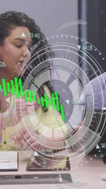 Muhtelif erkek ve kadın meslektaşların ofiste tartıştığı veri işleme animasyonu. Dijital olarak oluşturulan küresel iletişim, iş, kapsayıcılık, veri ve dijital arayüz kavramı.