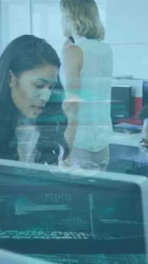 Çeşitli iş adamlarının bilgisayar kullanarak veri işleme animasyonları. küresel iş ve dijital arayüz kavramı dijital olarak oluşturulmuş video.