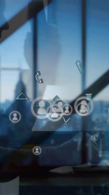 Kafkasyalı kadın, beyaz bilim kadını yerine sayıların ve siyah sayıların animasyonu. Dijital olarak oluşturulan küresel iletişim ağı teknolojisi kavramı.