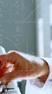 Kimyasal formüllerin animasyonu beyaz erkek laboratuvar işçisinin elinde numuneyle. Bilim, kimya ve tıp konsepti dijital olarak üretilen video.