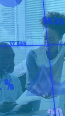 Grafiklerin animasyonu ve masa başında raporları tartışan çeşitli iş arkadaşları üzerinden değişen numaralar. Dijital bileşik, çoklu pozlama, iş, planlama, büyüme ve takım çalışması kavramı.