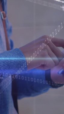 Akıllı telefon kullanan bir adamın orta kesimine karşı veri işleme ve mavi ışık izleri. Küresel ağ ve iş teknolojisi kavramı