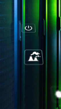 Bilgisayar sunucularında ekolojik simgelerin ve veri işlemlerinin animasyonu. Küresel finans, iş, bağlantılar, hesaplama ve veri işleme kavramı dijital olarak oluşturulmuş video.