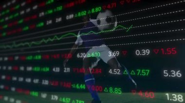 Erkek futbolcu topa hafifçe vuruyor, top sürülüyor ve ilerliyordu. Arkasında da stok grafiği vardı. Atletik, kararlılık, hız, teknoloji, rekabet, performans, dijital