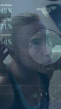 Beyazlı bir kadının spor salonunda mekik çekmesi üzerine çoklu bilgi arayüzü animasyonu. Dijital bileşik, çoklu pozlama, rapor, iş, büyüme, ilerleme, küresel ve uygunluk kavramı.