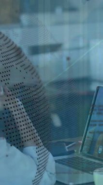 Bilgisayarı kullanan insanların dijital arayüzünün animasyonu. Dijital olarak oluşturulmuş küresel bağlantılar, veri işleme ve dijital arayüz kavramı.