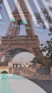 Paris şehir manzarası üzerinde finansal veri işleme animasyonu. Küresel iş, finans, dijital arayüz, hesaplama ve veri işleme kavramı dijital olarak oluşturuldu.