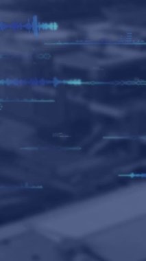 Veri işleme animasyonu ve bulanık arkaplan üzerine simgeler. küresel iş ve dijital arayüz kavramı dijital olarak oluşturulmuş video.