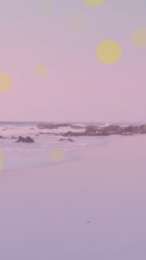 Sahilde birlikte yürüyen bisikletli Afrikalı Amerikalı çifte karşı sarı ışık noktaları. pedal gün farkındalığı kavramı