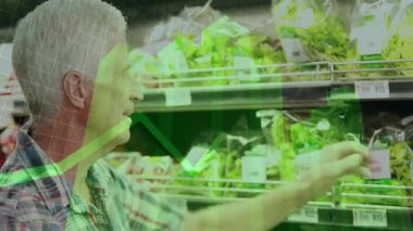 Alışveriş yapan kişi plastik poşetleri kapıp yeşil grafiğe bakarak memnuniyeti gösteriyor. Bakkal, tazelik, sağlık, süpermarket, perakende, tüketici, analiz