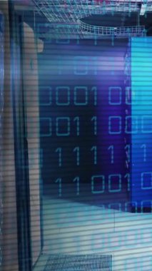 Sunucu odasında veri işleme ve küre animasyonu. küresel iş ve dijital arayüz kavramı dijital olarak oluşturulmuş video.