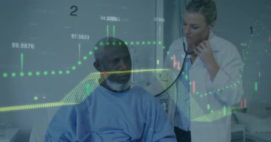 Doktor, koğuş 2 'deki hastaya steteskop yerleştiriyor ve hayati göstergeler için veri örtüsü oluşturuyor. Tıbbi ekipman, klinik, teknoloji, teşhis, sağlık, analiz, profesyonel