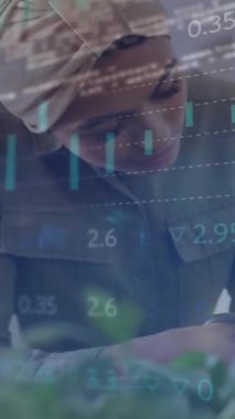 Grafik animasyonu, bilgisayar dili, bitkiden çiçek kesen ve koklayan kadın. Ticaret kurulu, dijital kompozit, rapor, iş dünyası, borsa, kodlama ve bahçıvanlık kavramı.