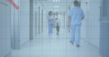 Tıbbi personel dosya ve tablet yürüme koridoru taşıyor ve veri kurtarma grafiklerini gösteriyor. Sağlık, işbirliği, dijital, analiz, takım çalışması, klinik, yenilik