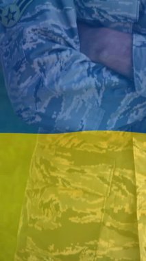 Erkek asker üzerinde Ukrayna bayrağının canlandırılması. Ukrayna krizi ve uluslararası politika kavramı dijital olarak oluşturuldu.