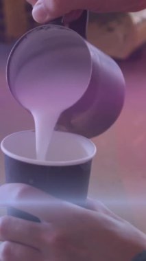 Kafkasyalı bir adamın kahveye süt dökmesi üzerine ışıklı noktaların canlandırılması. küresel iş ve dijital arayüz kavramı dijital olarak oluşturulmuş video.