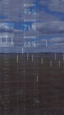 Manzaranın arka planında finansal veri işleme animasyonu. Küresel finans, iş, bağlantılar, hesaplama ve veri işleme kavramı dijital olarak oluşturulmuş video.