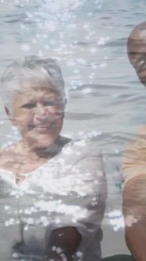 Mutlu Afro-Amerikan ailesinin deniz aşırı sahilde oturmasının animasyonu. boş zaman, tatil ve aile hayatı konsepti dijital olarak oluşturulmuş video.