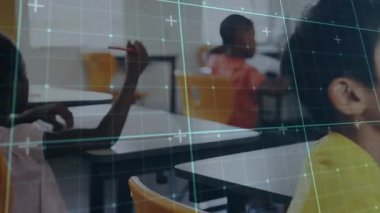 Kız öğrenci kırmızı kalem kaldırıyor, sınıf arkadaşları sınıfta takip ediyor, çocuk izliyor. Eğitim, çocukluk, öğrenme, odaklanma, teknoloji, okul, takım çalışması