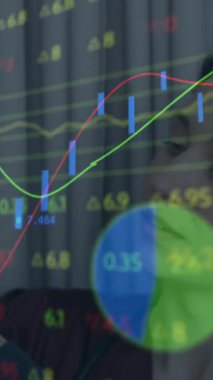 Finansal eğilimleri analiz eden, borsa veri animasyonunu izleyen bir kadın. Finans, analiz, iş, yatırım, ekonomi