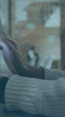 Ofiste tablet kullanan bir iş kadınının veri işleme animasyonu. küresel iş, bilgisayar ve dijital arayüz kavramı dijital olarak oluşturulmuş video.