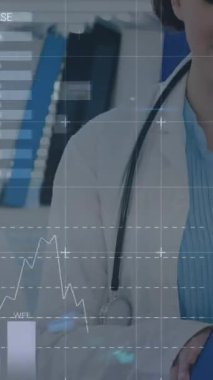 Beyaz kadın doktorların istatistik ve veri işleme animasyonları. Küresel tıp, sağlık ve veri işleme kavramı dijital olarak oluşturulmuş video.