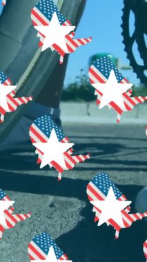 Beyaz kadın bisiklet sürerken Amerikan bayrağı ve yıldızlarının animasyonu. global spor ve dijital arayüz konsepti dijital olarak oluşturulmuş video.
