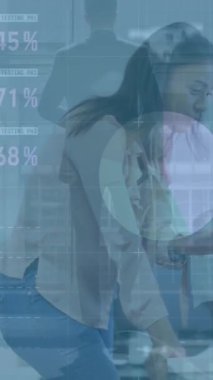 Ofisteki çeşitli iş arkadaşlarıyla ilgili finansal verilerin ve grafiklerin animasyonu. İş, finans, ekonomi, iletişim ve işbirliği konsepti dijital olarak oluşturulmuş video.