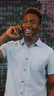Afro-Amerikan bir adamın akıllı telefondan konuşmasının dijital şehir ve veri işleme animasyonu. Küresel teknoloji, bilgisayar ve dijital arayüz kavramı dijital olarak oluşturulmuş video.