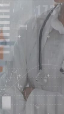 Asyalı gülümseyen kadın doktorun portresi üzerinde tablolarla ve verilerle arayüz ekranının animasyonu. Dijital bileşik, hologram, bilgi, fütüristik, tıbbi ve sağlık konsepti.