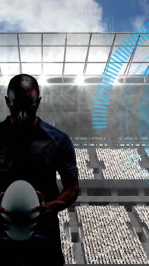Spor stadyumunun üzerinde top tutan rugby oyuncusu ve veri işleme animasyonu. Spor etkinliği ve yarışma konsepti dijital olarak oluşturulmuş video.