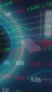 Finansal veriler üzerinden dijital ekranda veri işleme animasyonu. Ağ, veri işleme, dijital ekran, İnternet güvenliği ve dijital olarak oluşturulmuş iletişim konsepti.