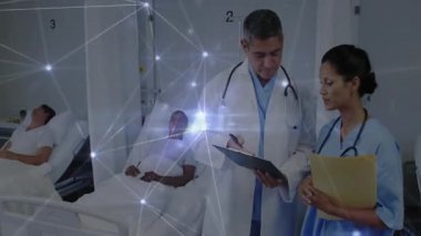 Doktor ters çevirme panosu, hemşire başını sallarken sağlık kaydı incelemesi için animasyon kaplamasına başlıyor. Tıp uzmanları, hastane, sağlık hizmetleri, dijital ağ, işbirliği, hasta bakımı, klinik