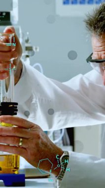 Kafkas erkek bilim adamının laboratuvarda bilimsel veri işleme animasyonu. Küresel bilim, bağlantılar, hesaplama ve veri işleme kavramı dijital olarak oluşturulmuş video.