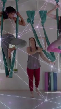 Çeşitli kadın eğitmenler ve hava yogası yapan genç kızlar üzerinde ağ animasyonu. Refah, enerji, sağlıklı yaşam tarzı, bağlantı ve iletişim, dijital olarak oluşturulmuş video.