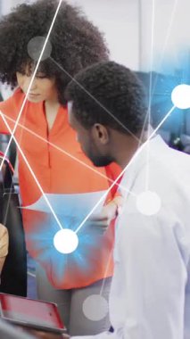 Ofisteki çeşitli iş adamları üzerinde bağlantı ve veri işleme animasyonları. Küresel ağlar, işletmeler, finansmanlar, hesaplama ve veri işleme kavramı dijital olarak oluşturuldu.