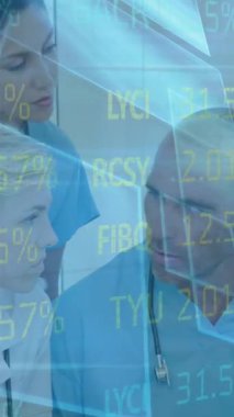 Doktorlar üzerinde finansal veri işleme animasyonu. Küresel tıp, sağlık hizmetleri, işletme, finans, veri işleme ve dijital olarak üretilen video konsepti.