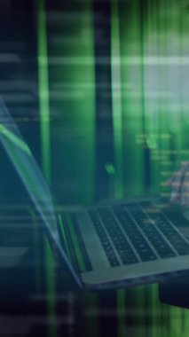 Bilgisayarı kullanan Asyalı adamın veri işleme ve ikili verilerinin animasyonu. İletişim, veri ve dijital arayüz teknolojisi konsepti dijital olarak oluşturulmuş video.