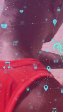 Sahilde ukalalık yapan Afro-Amerikan formda bir adama karşı dönen dijital ikon küreleri. Spor, spor ve teknoloji konsepti