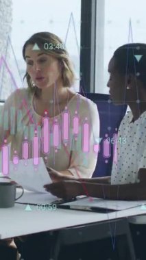 Ofisteki çeşitli iş adamları üzerinde finansal veri işleme animasyonu. Küresel finans, iş, bağlantılar, hesaplama ve veri işleme kavramı dijital olarak oluşturulmuş video.