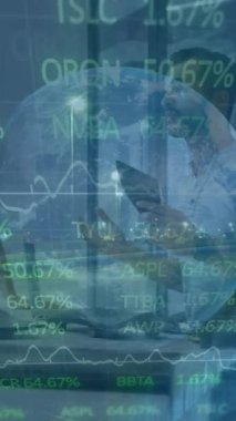 Çeşitli erkek ve kadın meslektaşların tartıştığı borsa verilerinin animasyonu. Küresel ekonomi ve iş teknolojisi kavramı