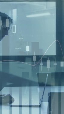 Kafkas iş kadınının dizüstü bilgisayarla veri işleme animasyonu. küresel iş ve dijital arayüz kavramı dijital olarak oluşturulmuş video.