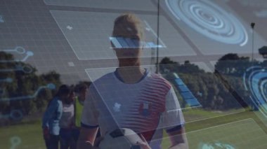 Kadın futbolcu, performans analizlerini gösteren paneller kayarken kameraya doğru yürüyor. Atletik, takım çalışması, yenilik, veri, fitness, açık hava, modern