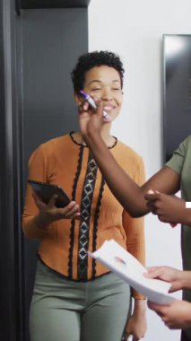 Ofiste konuşan çeşitli iş adamlarının veri işleme animasyonları. Küresel iş ve dijital arayüz kavramı dijital olarak oluşturulmuş video.